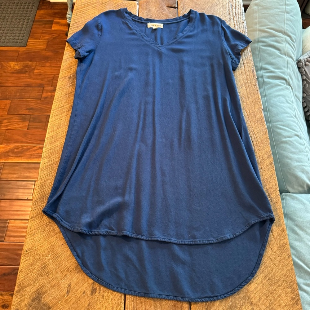 Cloth & Stone blue v-neck t-shirt dress w/ short sleeves and rounded hem Size M
